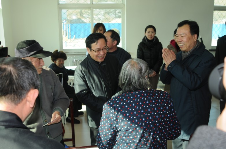 副省长陈超英来到我县社会福利院看望养员.jpg
