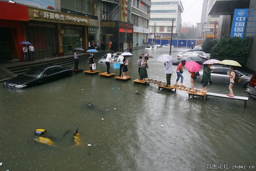 1、5月29日，持续一整天的降雨导致武汉市区多处积水，部分区域由于市政施工等影响导致.jpg