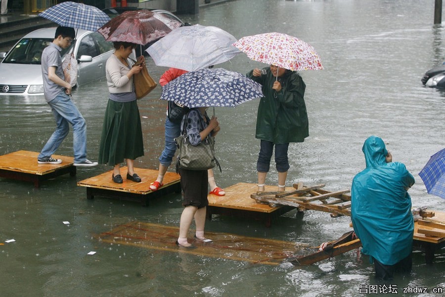 4、图为5月29日，武汉，车夫在雨中开始了“摆渡”生意.jpg