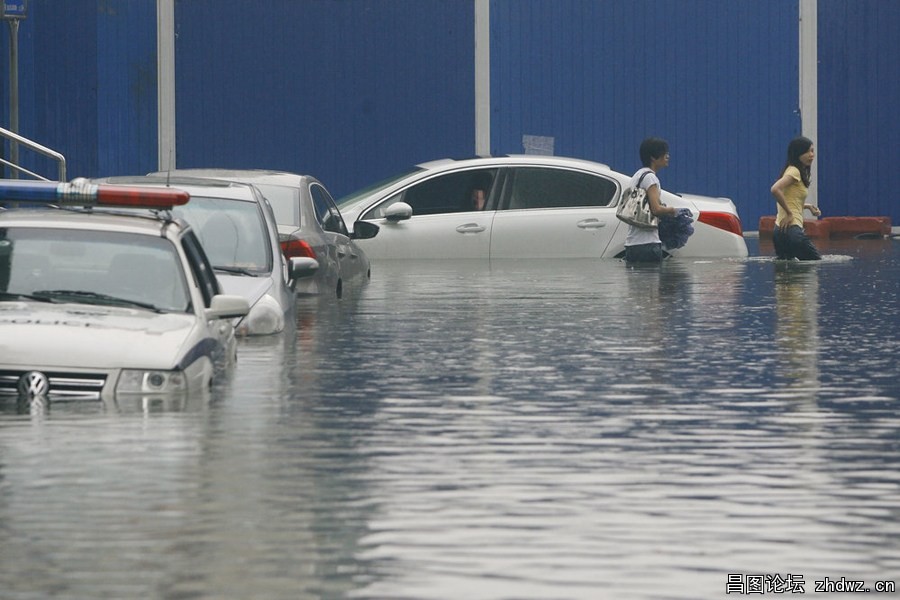 12、图为街头的汽车淹在水中.jpg