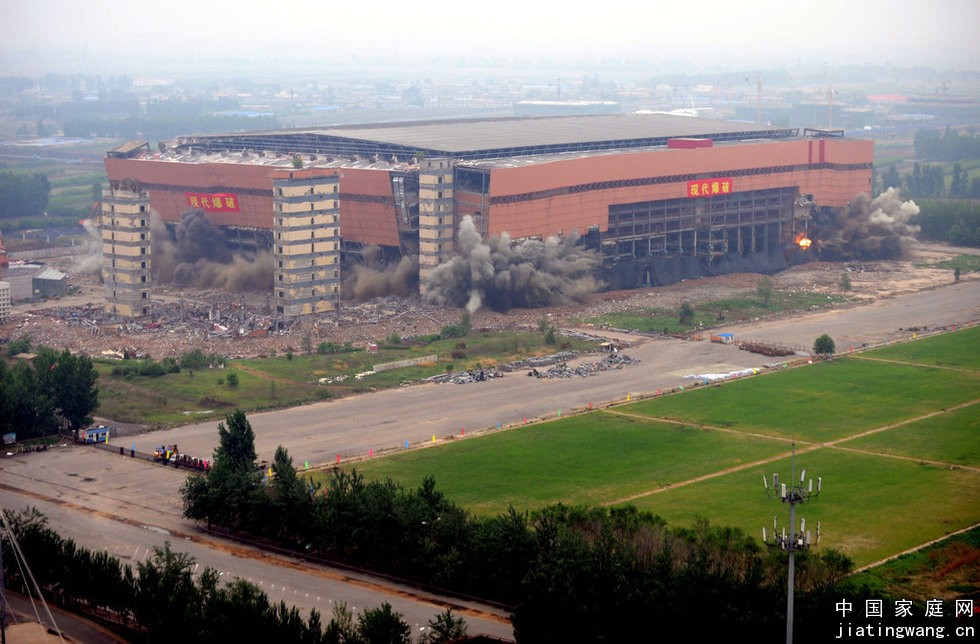 辽宁省，沈阳绿岛室内足球场被爆破拆除-1.jpg