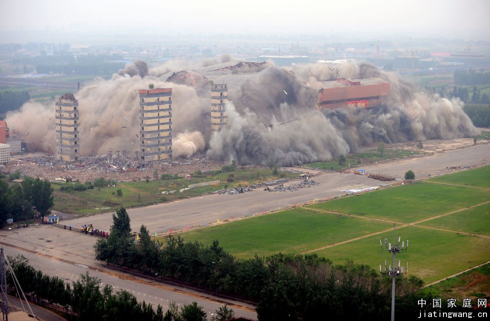 辽宁省，沈阳绿岛室内足球场被爆破拆除-3.jpg