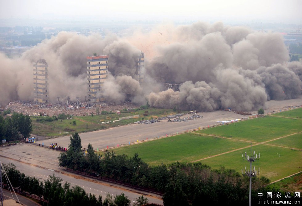 辽宁省，沈阳绿岛室内足球场被爆破拆除-4.jpg