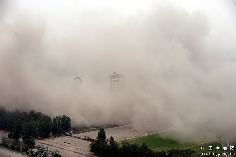 辽宁省，沈阳绿岛室内足球场被爆破拆除-5.jpg