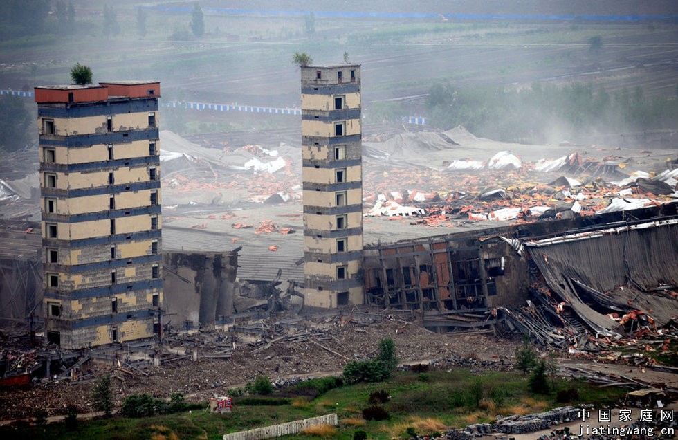 辽宁省，沈阳绿岛室内足球场被爆破拆除-6.jpg