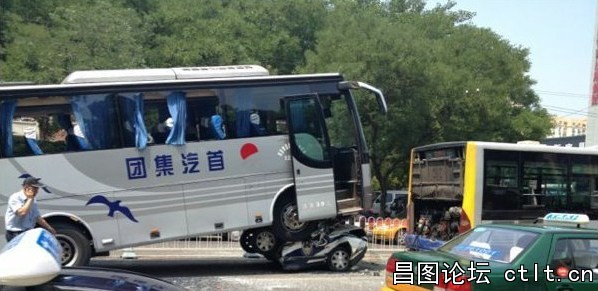 北京长虹桥发生交通事故 警车被撞对折-1.jpg