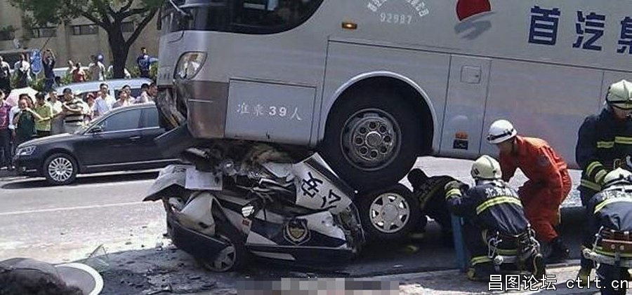 北京长虹桥发生交通事故 警车被撞对折-2.jpg