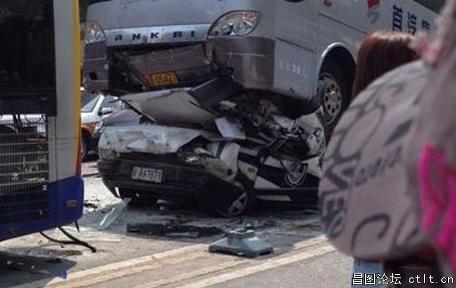 北京长虹桥发生交通事故 警车被撞对折-3.jpg