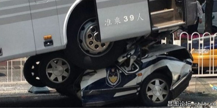 北京长虹桥发生交通事故 警车被撞对折-4.jpg