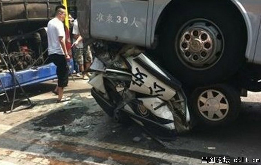 北京长虹桥发生交通事故 警车被撞对折-5.jpg