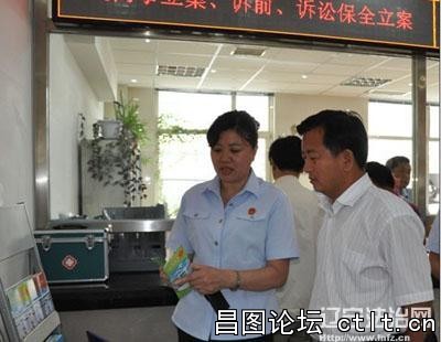 辽宁省昌图法人民院院长张桂英（左一）正在介绍法律服务手册.jpg