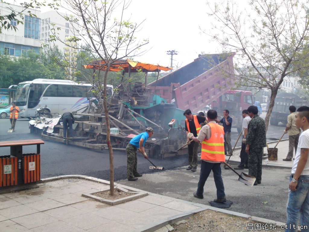 昌图您好22-2012年端午节辛勤的养路工（刚拍的）.jpg