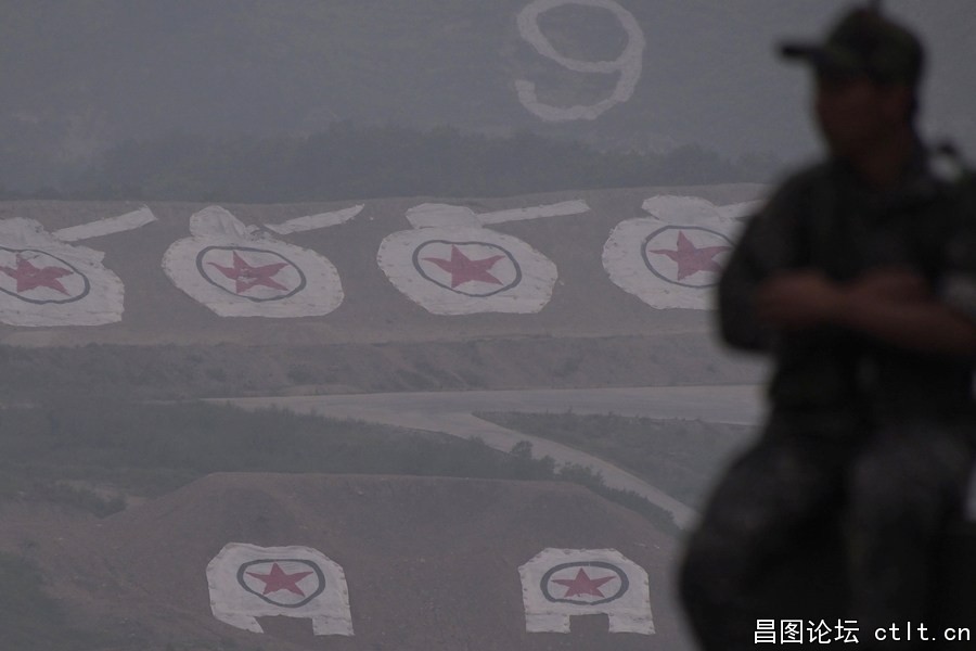 韩美举行联合军演 现场出现朝鲜国旗-6.jpg