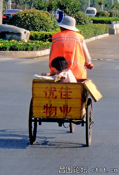 江苏省徐州市铜山新区北京路上环卫工孙女车斗里写作业