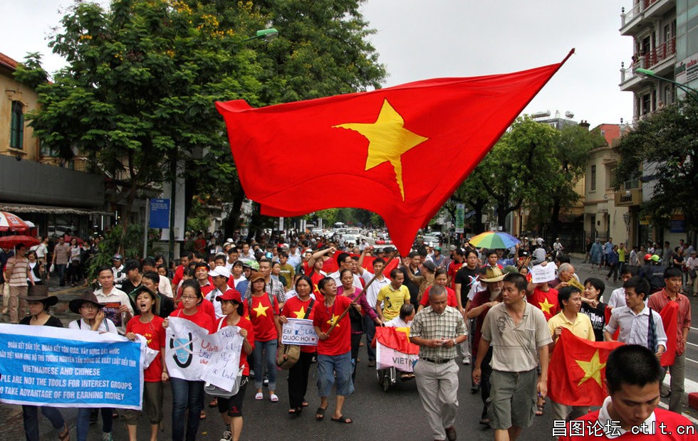越南举行反华示威 抗议中国在南海招标-1.jpg