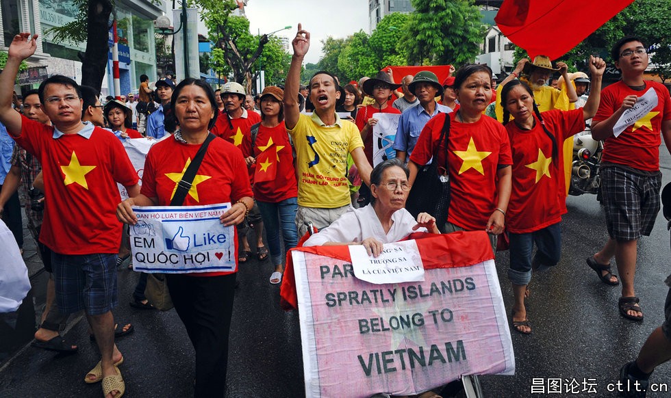 越南举行反华示威 抗议中国在南海招标-2.jpg