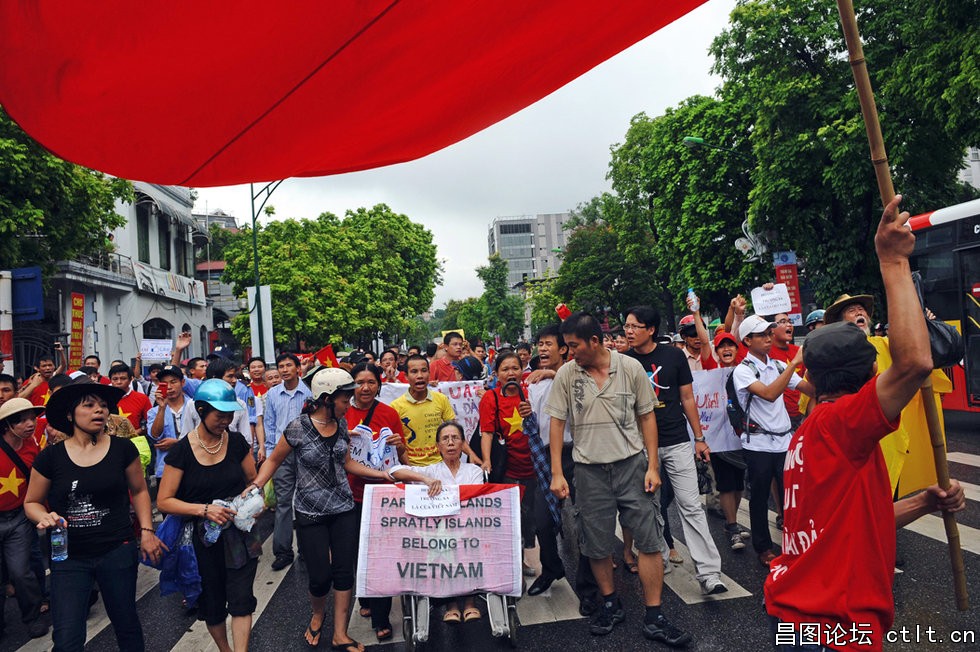 越南举行反华示威 抗议中国在南海招标-4.jpg