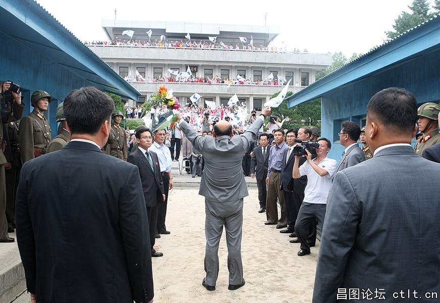 1、向朝鲜民众挥手告别.jpg