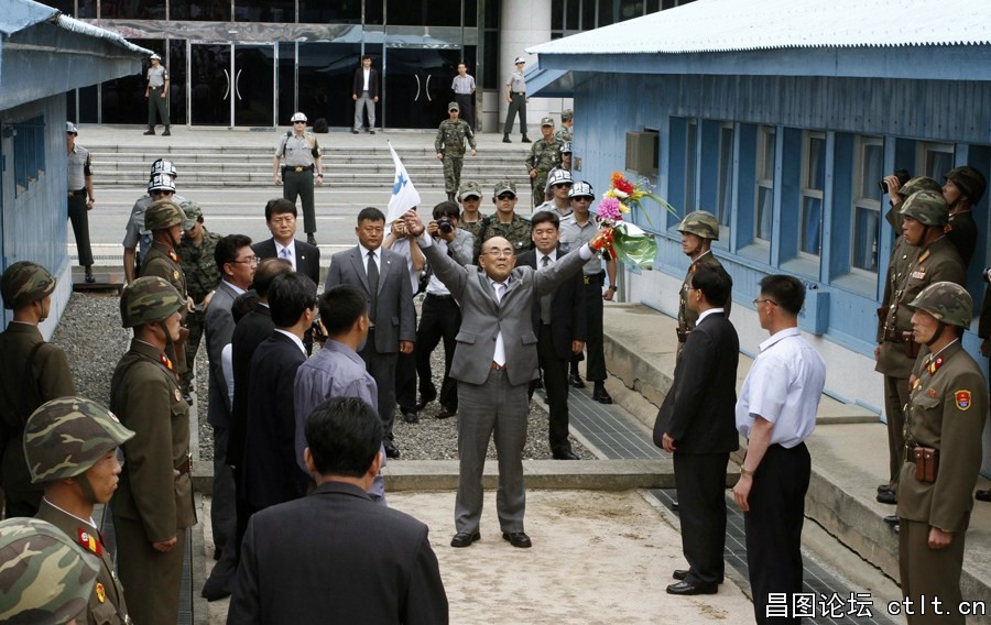 2、向朝鲜民众挥手告别.jpg