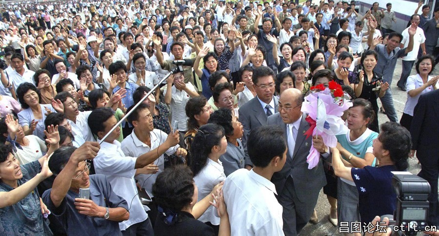8、当地时间7月5日，朝鲜平壤，卢修熙归国与朝鲜民众告别.jpg