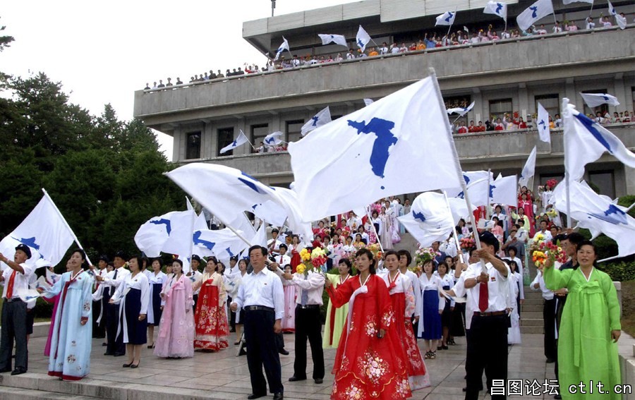 9、卢修熙在板门店与朝鲜民众告别.jpg