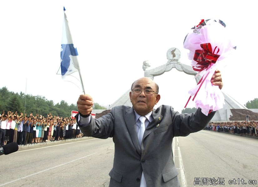 10、当地时间7月5日，朝鲜平壤，卢修熙归国与朝鲜民众告别.jpg