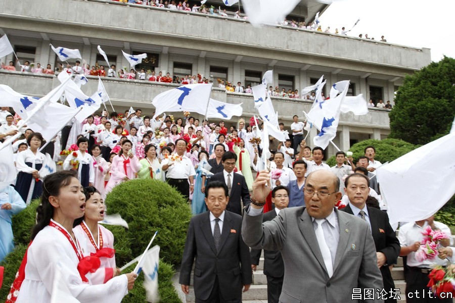 11、卢修熙跨过分界线之前，在朝鲜一侧受到朝鲜民众夹道欢送.jpg