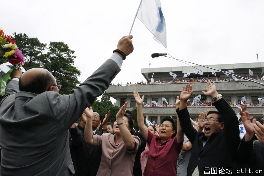 12、卢修熙通过朝韩边界前，与朝鲜民众挥手告别.jpg