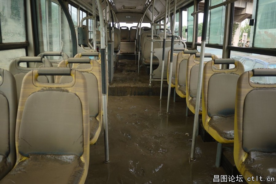 图为被淹的公交车内部.jpg