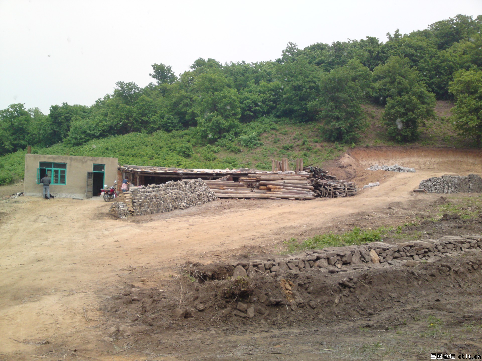 建设中的昌图天桥山寺庙（摄于2012年5月20日）.JPG