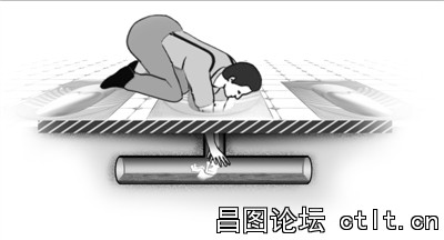 孩子掉进厕坑下水管道内好心邻居双手伸入坑内将婴儿救出 制图杨佳宁.jpg