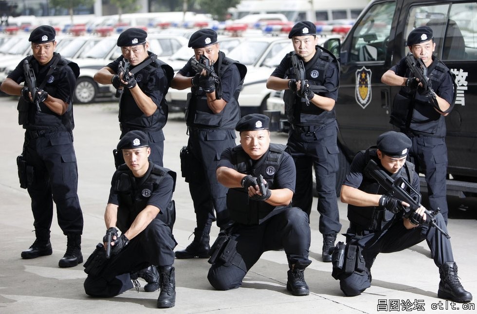 洛阳特警换装“99”式战训服--2.jpg