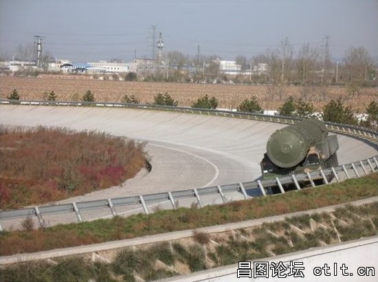 解放军某种未知型号的机动式导弹发射车试车，外界推测这就是DF-41洲际导弹系统使用的底盘.jpg