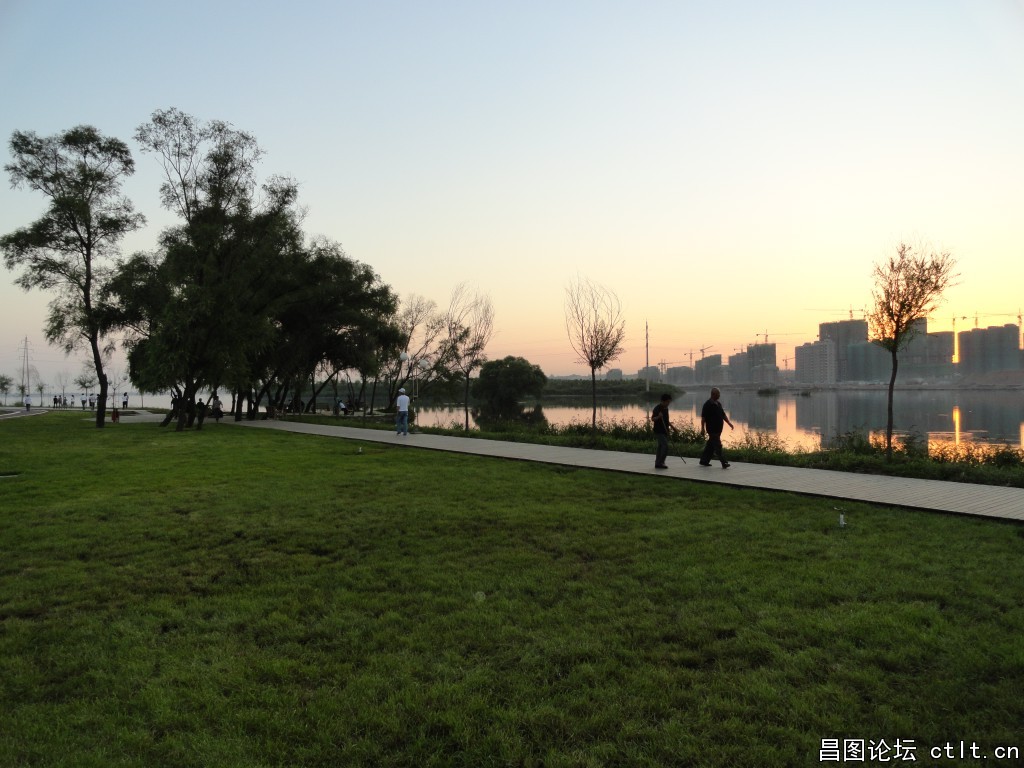 傍晚休闲的人们-4.JPG