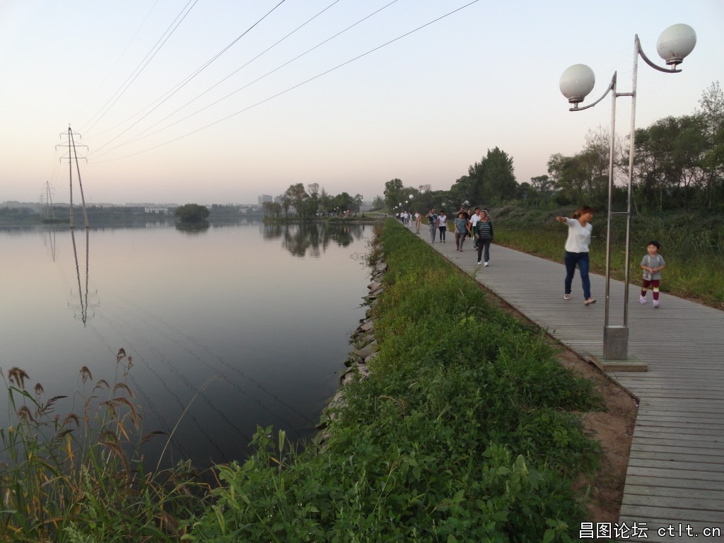 傍晚休闲的人们-6.JPG