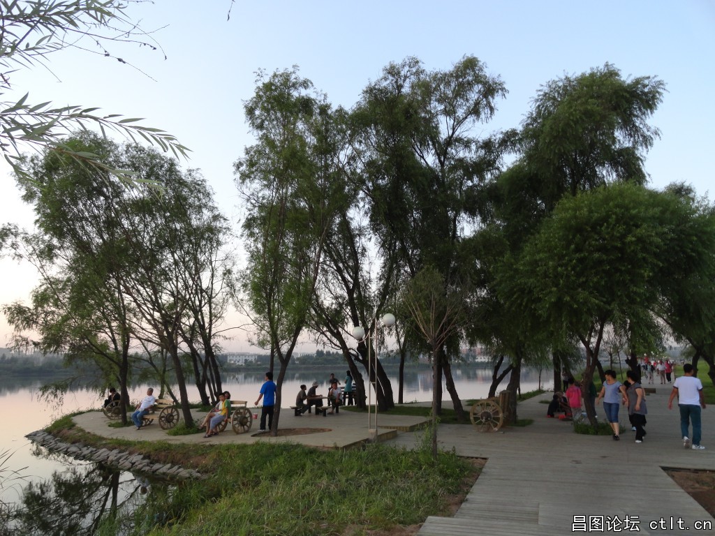 傍晚休闲的人们-7.JPG