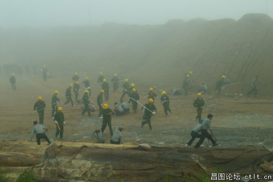 1、网曝中铁六局组织暴打讨薪农民工.jpg