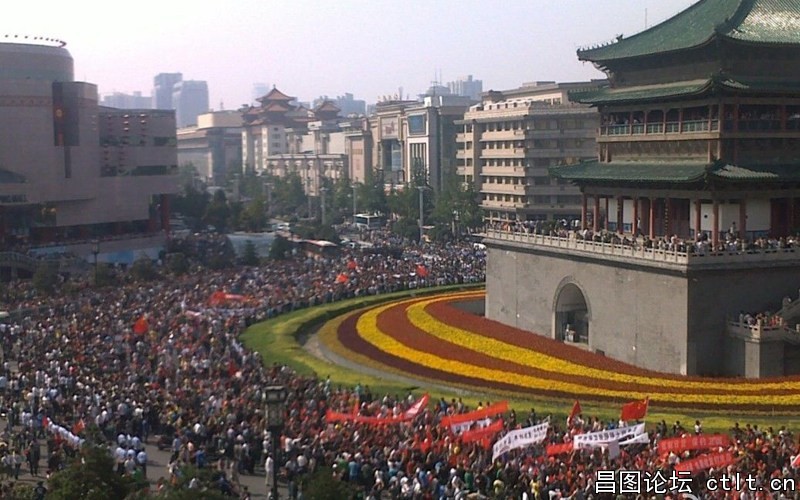 1、图为西安的游行队伍.jpg