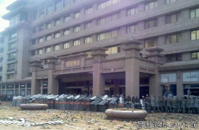 3、图为西安鼓楼饭店前警察严阵以待.jpg