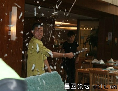11、图为西安，一名男子正在打砸.jpg
