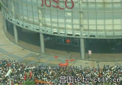12、图为青岛，民众在jusco商店外聚集示威.jpg