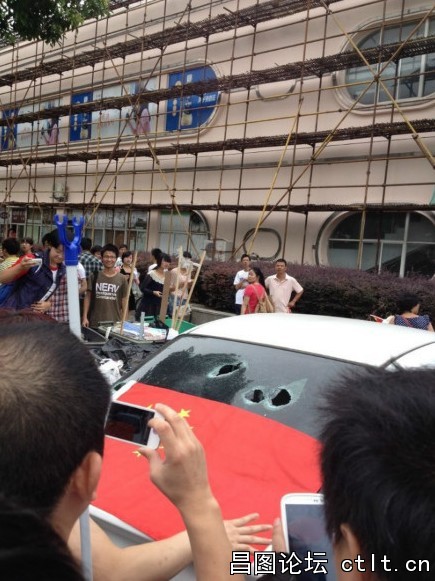 21、图为上海一辆日系车被砸.jpg