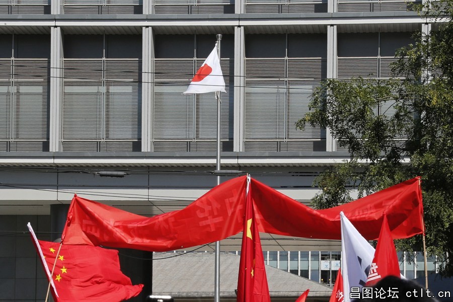 1、9月15日，北京，数百人在日本使馆外抗议日本“购买”钓鱼岛，宣誓钓鱼岛主权.jpg