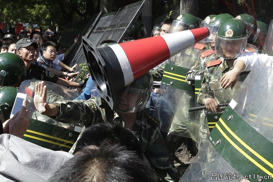11、9月15日，北京，数百人在日本使馆外抗议日本“购买”钓鱼岛，宣誓钓鱼岛主权.jpg