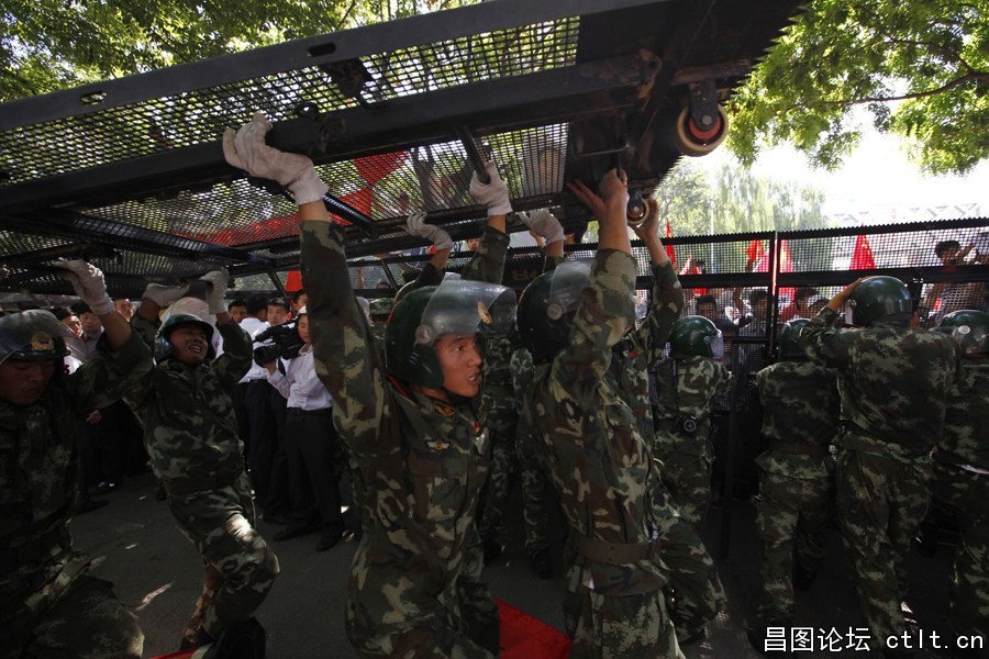 12、9月15日，北京，数百人在日本使馆外抗议日本“购买”钓鱼岛，宣誓钓鱼岛主权.jpg