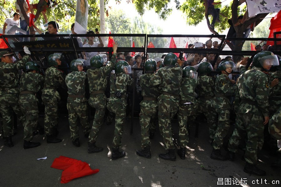 21、9月15日，北京，数百人在日本使馆外抗议日本“购买”钓鱼岛，宣誓钓鱼岛主权.jpg