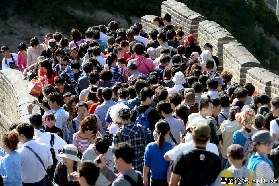 北京八达岭长城2012年10月3日（“十·一”国庆期间）接游客8.1万 现场拥挤不堪-4.jpg