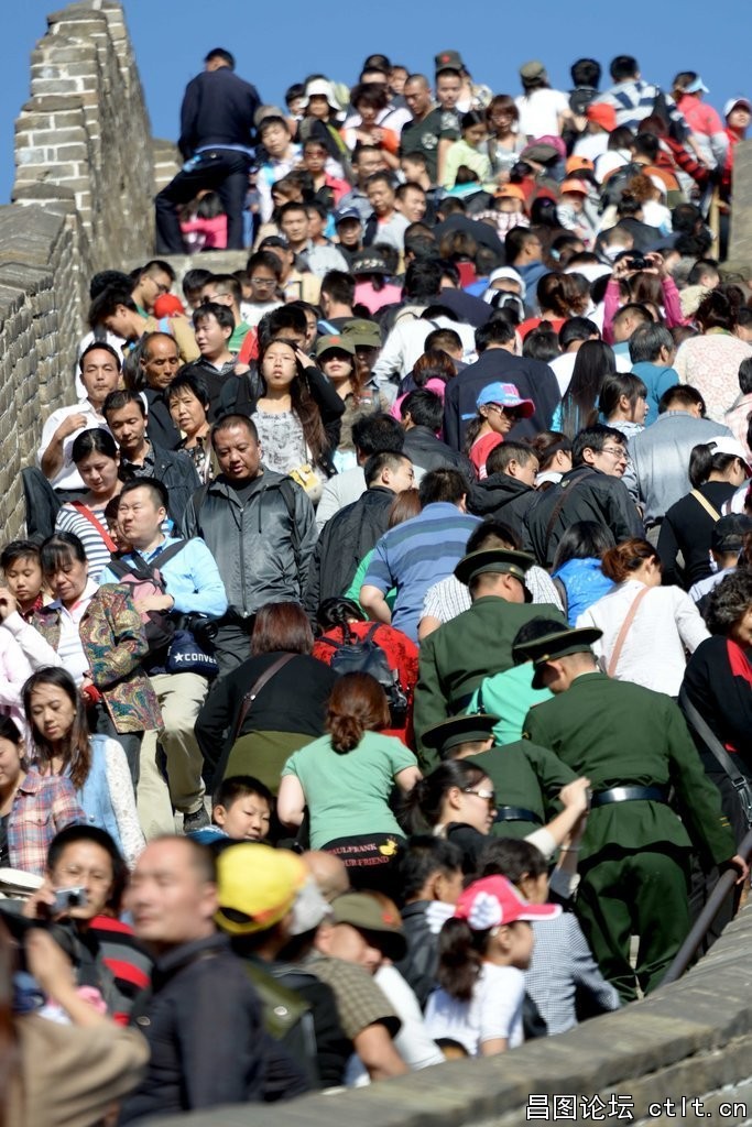 北京八达岭长城2012年10月3日（“十·一”国庆期间）接游客8.1万 现场拥挤不堪-7.jpg