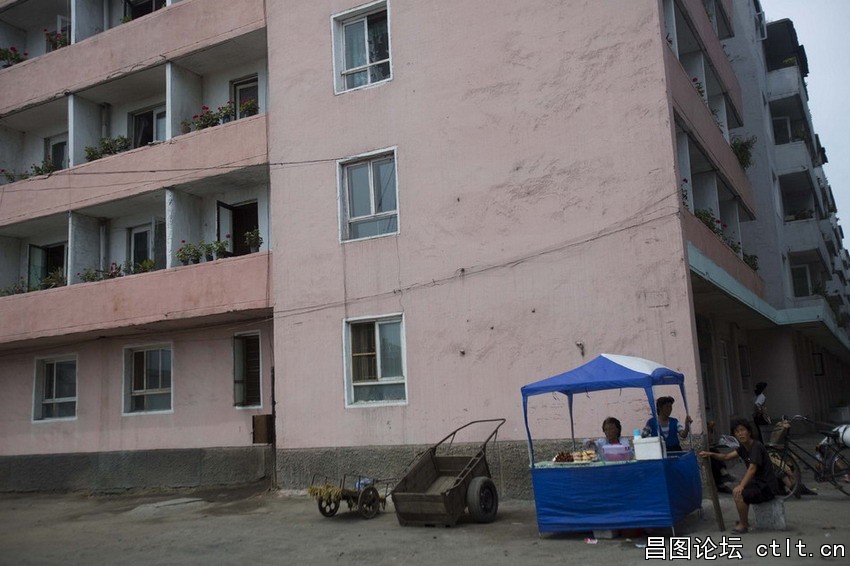 当地时间2012年8月11日，朝鲜咸兴，妇女的路边摊.jpg