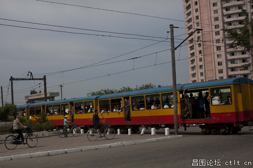 当地时间2012年8月11日，朝鲜咸兴，一辆火车穿过城市.jpg
